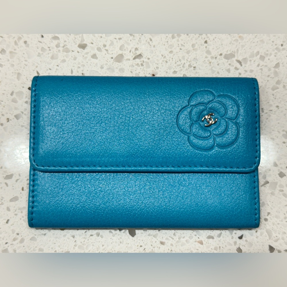 Chanel Goatskin Camellia-Embossed Card Holder - Turquoise